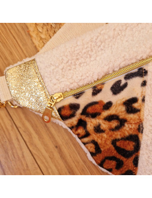 Sac banane moumoute léopard, accessoire de mode tendance.