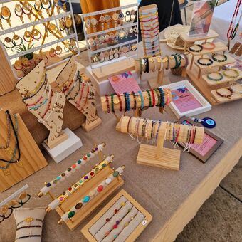 Clôture de deux magnifiques journées au Marché des artisans et des producteurs à la Maison Sainte-Victoire!! 

Je suis hyper heureuse de vous avoir fait découvrir mon univers des pierres et des symboles porte-bonheur 🧿 Un univers qui me correspond et qui m'inspire!! De belles rencontres qui me donnent toujours autant envie de m'améliorer!! 

Dans les prochains jours je vais revoir mon feed insta, j'ai du mal  à publier régulièrement et à vous montrer toutes mes nouveautés avant de les mettre en boutique!! Maman et entrepreneur ça prend un temps de dingue 😜 Mes deux garçons m'occupent autant que mes créations 🥴 Mais je vais revoir tout ça pour me présenter et pour VOUS présenter mon travail et toutes mes inspirations, ce qui me fait vibrer et voyager !!

Enjoy 💃

----------------------------------

#blackbysscreations #lithotherapie #madeinfuveau #fuveau #aixmaville #bijouxfaitmain #bijouxhandemade #faitmain #madeinprovence  #bijouxcreateur #createurlocaux #madeinsud #artisanatfrancais #provence
#fallow #fallowme #instamood